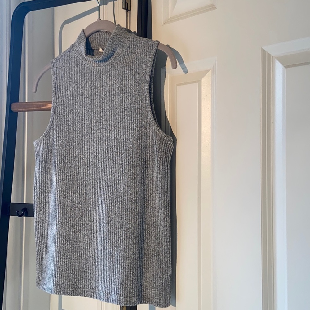 Lightweight Gap Turtleneck No-Sleeve Turtleneck